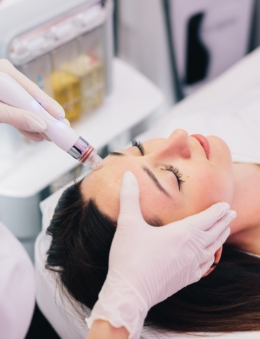 Cosmetologist,Doing,Hydrafacial,Treatment,On,Woman,Face,In,Beauty,Clinic